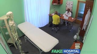 Klaustrofóbiás szőke orosz beteg imádja a gyönyörű ápolónőt