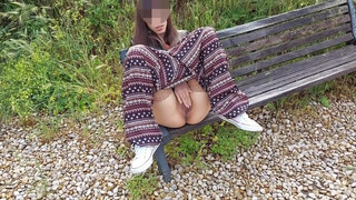 Olasz csaj padon ujjazza magát vadul