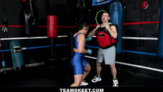Kickbox edzés utáni izzadt baszás sportos szűzlány seggébe