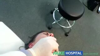 Hamis kórház nagy mellű beteg szexkezelése nyögéssel