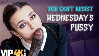 Lispy Wednesday kutyamódon nyeli mostohaapa rudát