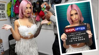 Szexi tini lebukik cukorkalopáson halloween jelmezben a boltban