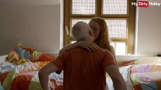 Szőke tini nyögve kapja öreg farkot piniba