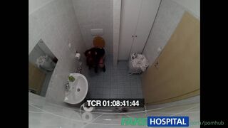 Hamis kórházban a tini tetovált szuka élvez a doktornak, aki élvezi a baszást