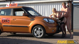 Autósuli csaj motorháztetőn kapja a faszt