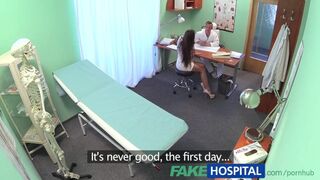 Orvos keményen megdöngöli a szexi ápolónőt kórházban
