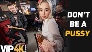 Szőke pornósztár bárban dug idegennel