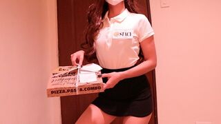A vevő átraja a pizzás lány pináját