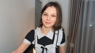 Vágykeltő szobalányt vadul átéltetik takarítás után, majd arcára fröcskölik