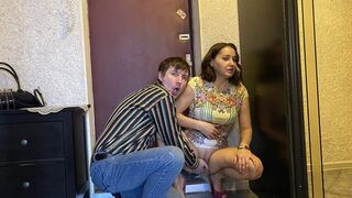 Forró MILF lenyelte a kézbesítő fiú kemény farkát
