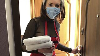 A szobalány visszajön a régi szállodába bőséges kebleivel