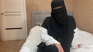 Forró arab MILF gyönyörű parancsokkal csábítja mostohafia vágyait