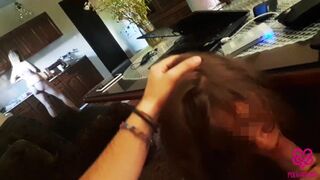 Reggeli kávé után forró szex és mély szopás egy tinivel