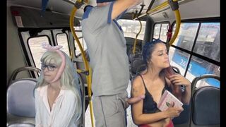 Vad perverz a buszon, ahogy nyilvánosan dörzsöli magát a nőknek!