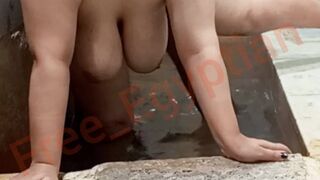Éjszakai szenvedélyes fürdőszex egy egyiptomi vidéki csajjal, vad nyögésekkel