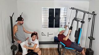 Exkluzív! Feleség vadul behatol férje hátuljába keményen az edzőteremben!