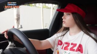 A késéséért keményen megdühödtem a pizzás csajra, aztán vadul basztam, és hatalmas élvezettel töltöttem meg a nedves punciját