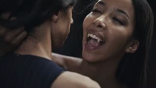 Ebony vámpír úrnő Lia Lin csábos domináns játékban ejti rabul a dús keblű latin tinédzser lányt