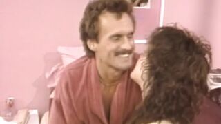 Taija Rae dús keblei szorosan kötve, Joey Silvera forró uralma alatt retro BDSM-ben
