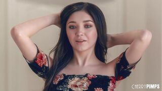 Forró tini Luna tüzes nyelvével simogatja a heréket, aztán mohón veszi a szájába, mielőtt felülne és lovagolna a stúdióban